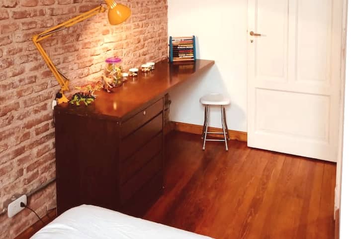 مكتب في غرفة النوم 3
ويتم تزويدها بالألعاب وكتب الأطفال.