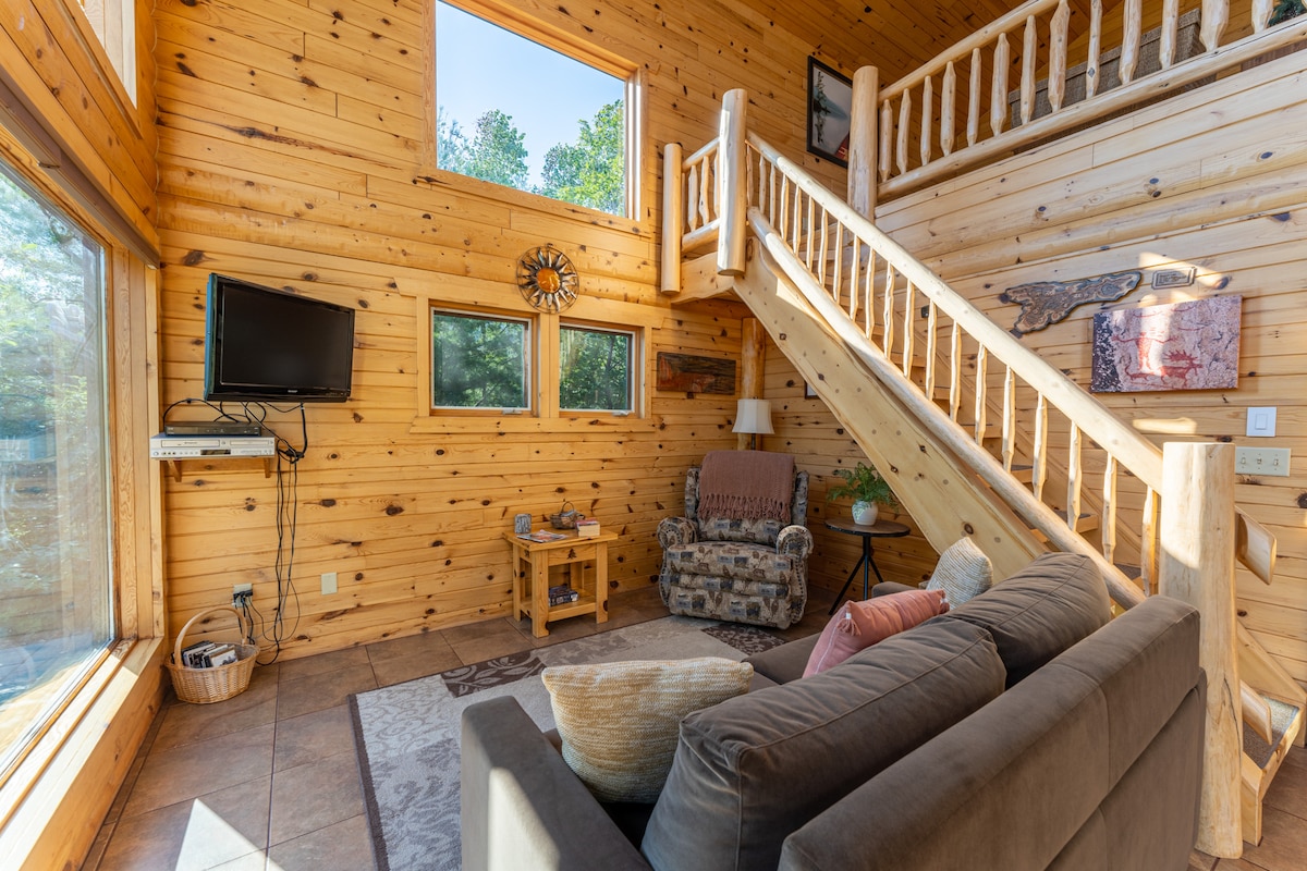 סלון נוח עם טלוויזיית כלים וספה נפתחת.