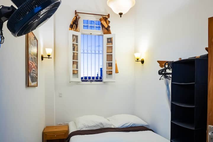 Chumba cha 4 - chenye bafu la kujitegemea. 
Vitanda vinaweza kuunganishwa na vinaweza kutenganishwa. Vyumba vyote vilivyo na AC mpya na ya kimya (mgawanyiko) na vifaa vya kuingiza hewa. Pia tunakupa dawati na hifadhi ya mizigo.