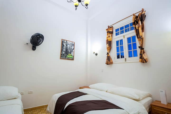 Chumba cha 3 - chenye bafu la kujitegemea. 
Vitanda vinaweza kuunganishwa na vinaweza kutenganishwa. Vyumba vyote vilivyo na AC mpya na ya kimya (mgawanyiko) na vifaa vya kuingiza hewa. Pia tunakupa dawati na hifadhi ya mizigo.