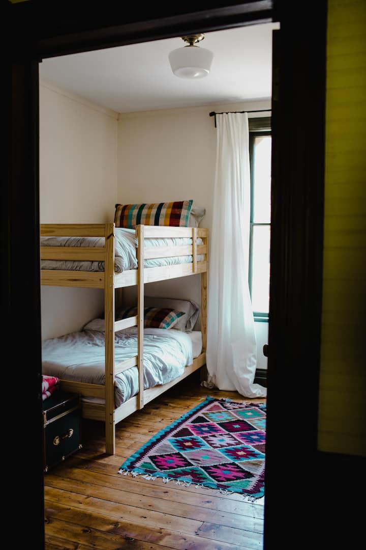 Stanza con letti a castello: due letti singoli, una scrivania e un armadio