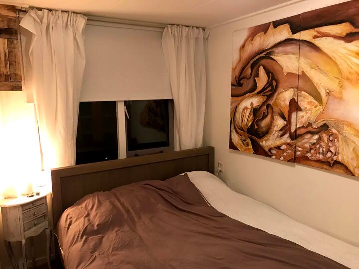 Master bedroom met een 2-persoonsbed en een hangkast voor uw kleding.