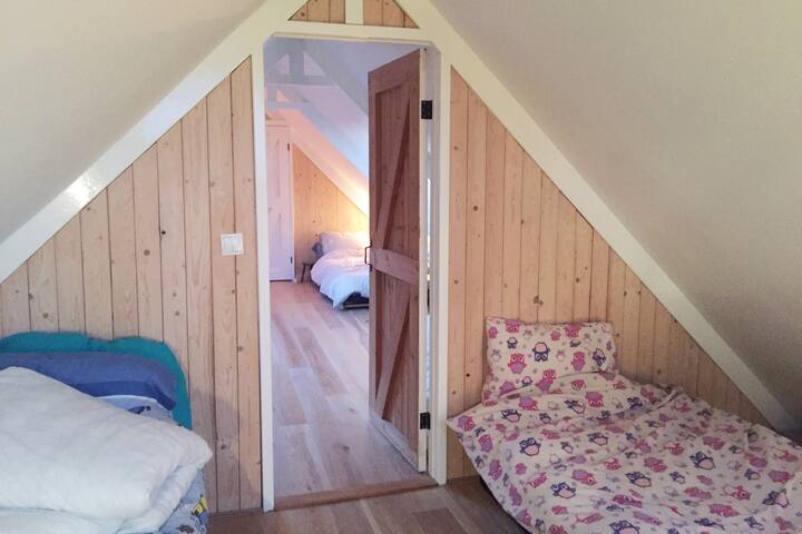 een slaapkamer voor twee personen