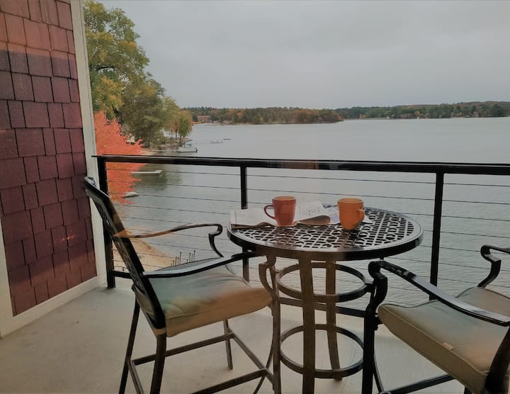Lake Delton! Balcony, Pools, Easy Access Condominiums for Rent in