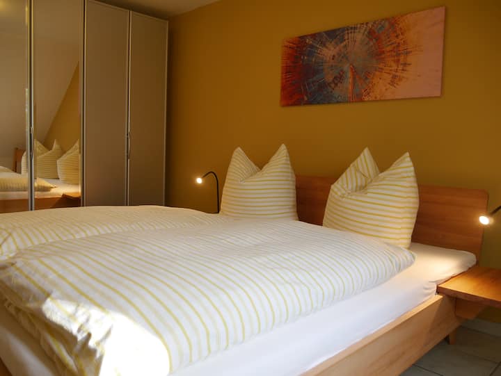 Spálňa s manželskou posteľou a veľkým šatníkom