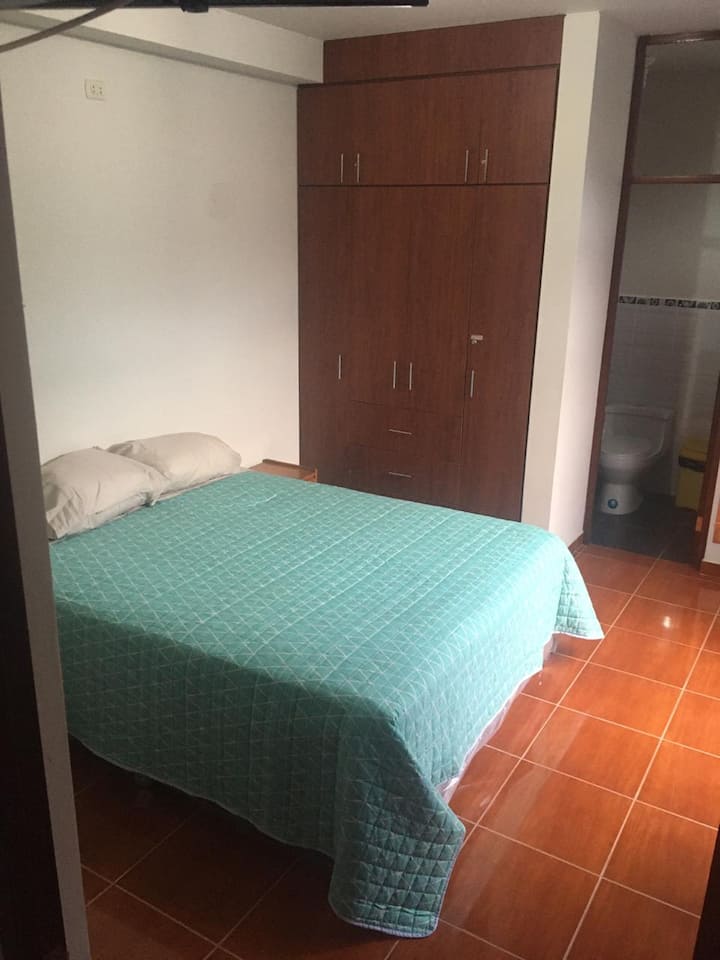 主卧配备标准双人床，有自己的卫生间 