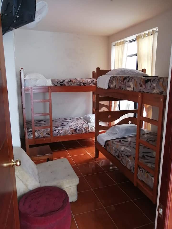 第3间卧室有2间小木屋，配备1 1/2英寸床，配备32英寸智能电视和风扇