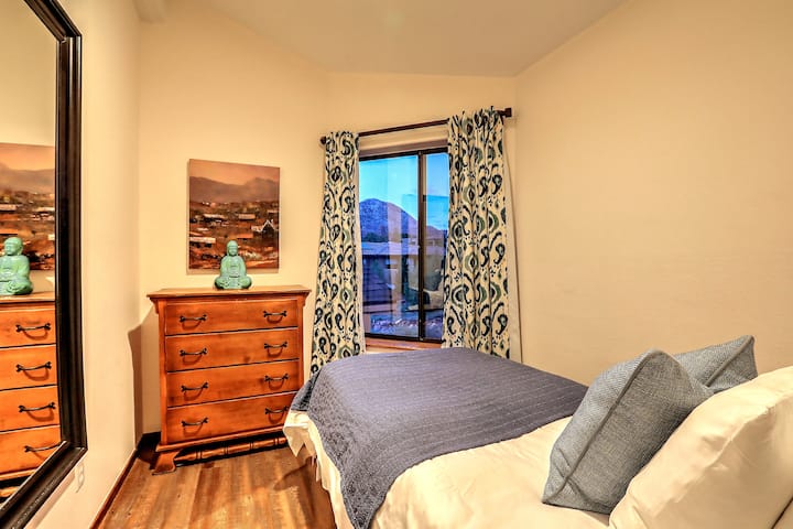 Апартамент за гости на горния етаж привечер, единично легло