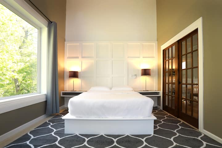 Bedroom with queen size medium-firm 12" premium foam mattress.  Neither too soft nor too hard, bouncy yet supportive.   Both Tempur-Cloud and hypoallergenic pillows are available. 