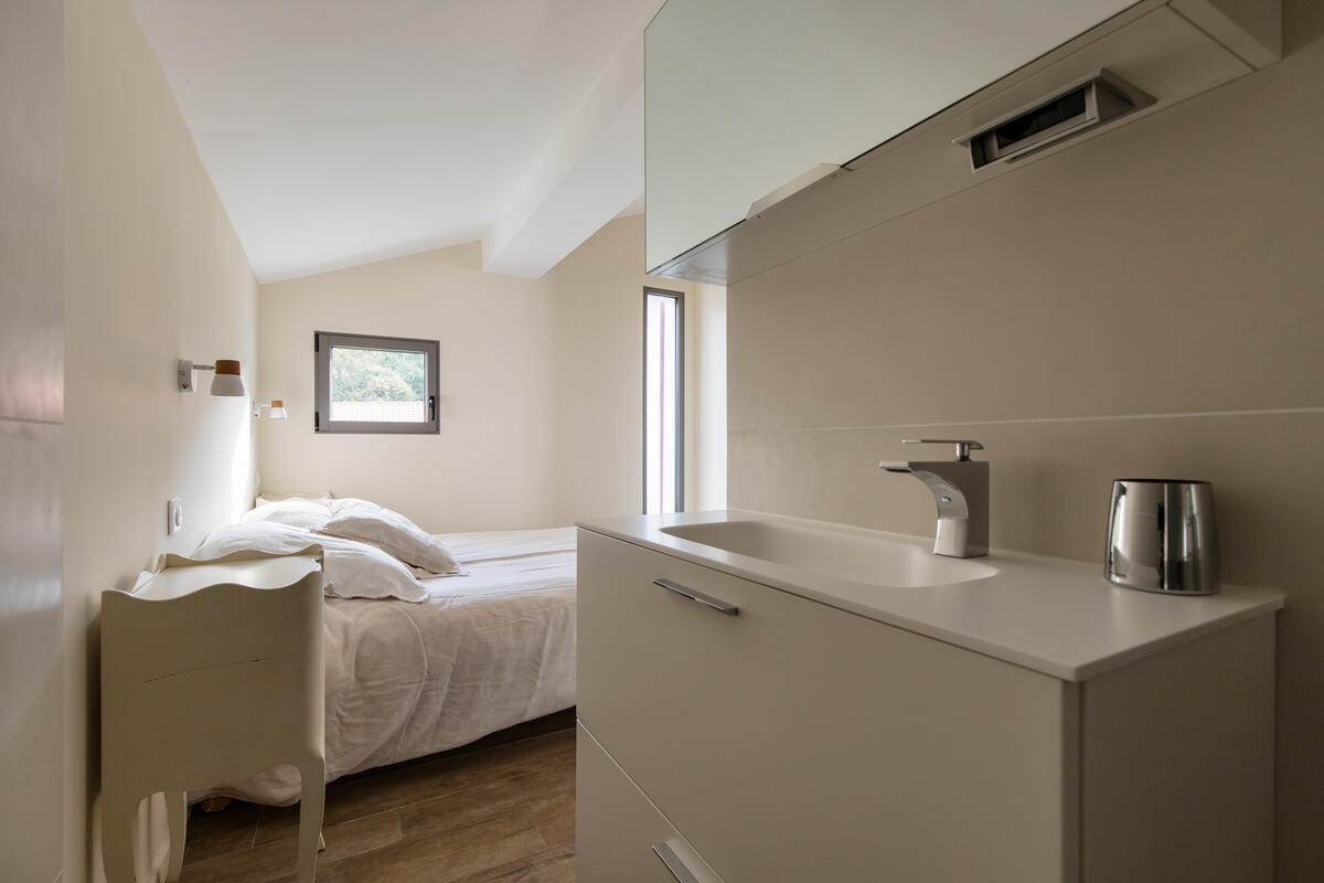 חדר שינה 1 ואזור המקלחת שלו