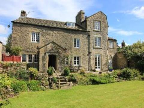 Luxurious Quintessential Dales Village Cottage