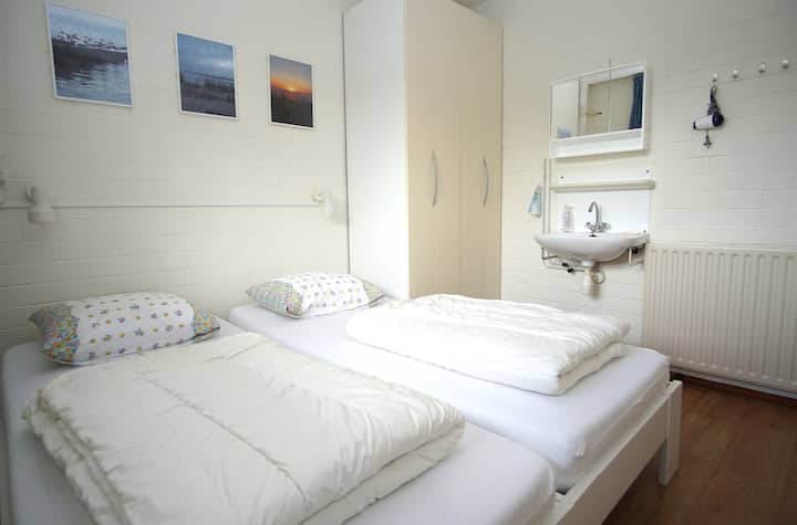 Спална соба со брачен кревет (широк 150-179