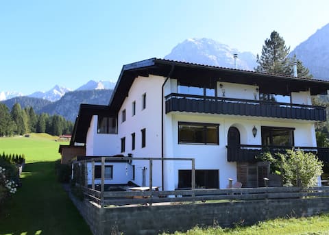 Top Airbnb: Spacious apartment near Almbahn. in Ehrwald