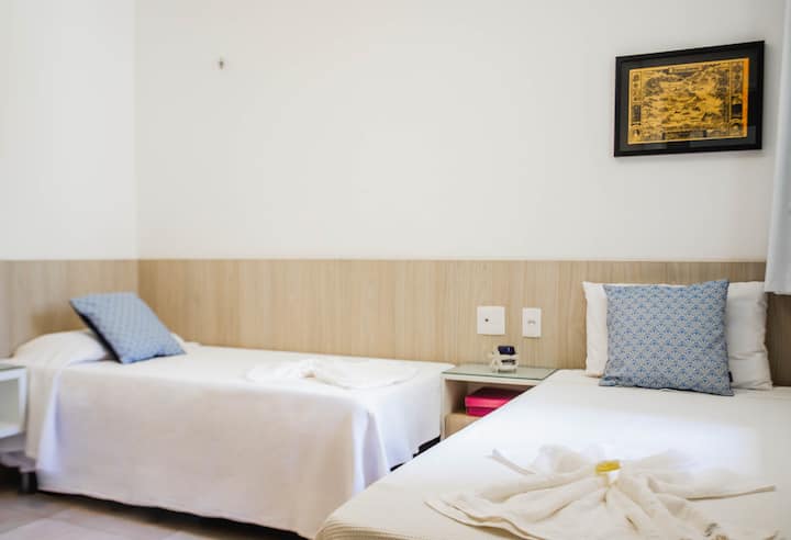 可逆式套房，由两张床和一张矮床组成 