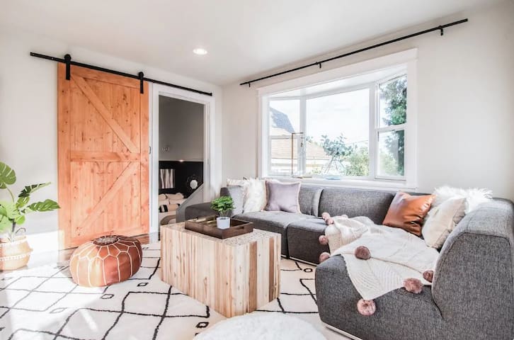 Seattle 4BR Farmhouse – Yard & Cozy Fire Pit