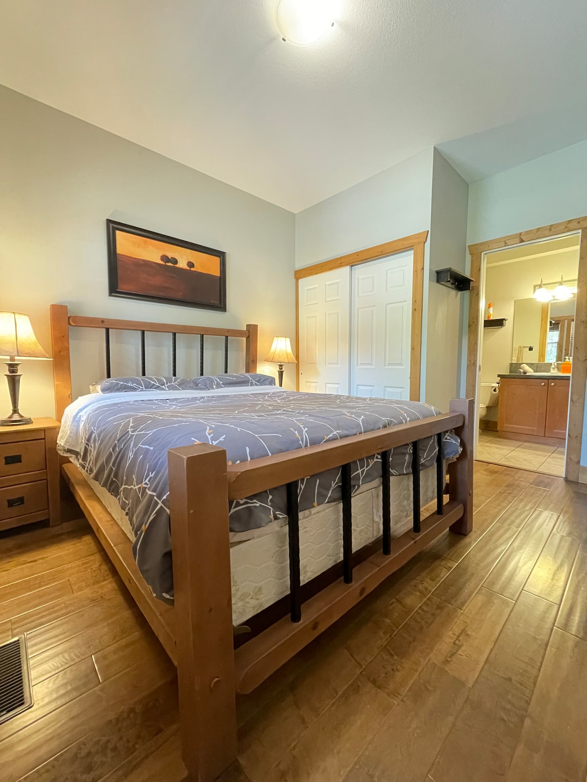 غرفة النوم الرئيسية مع مرتبة ميموري فوم مريحة للغاية