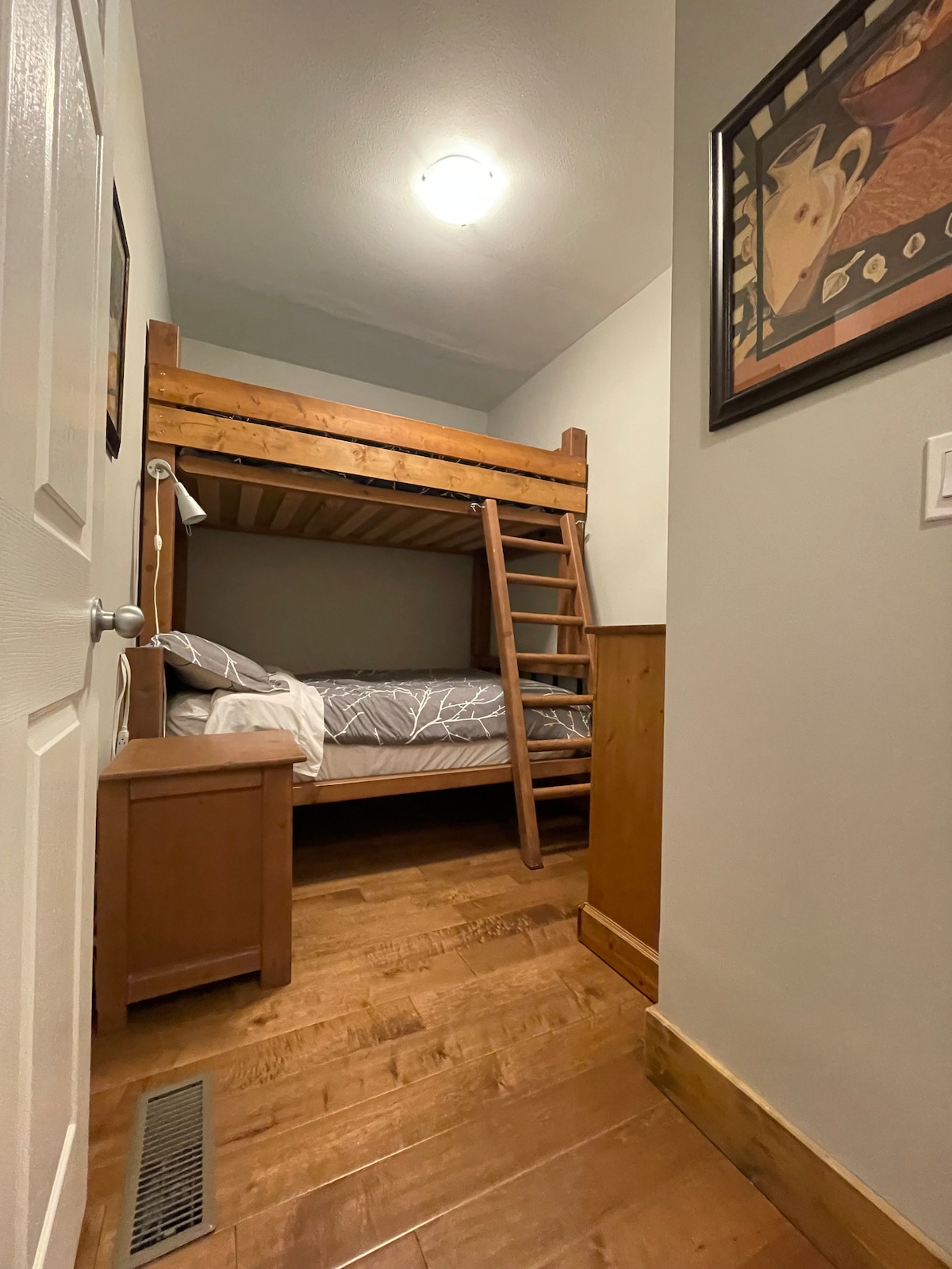 غرفة النوم الثانية، بسرير مزدوج سفلي وسرير مزدوج علوي. مراتب ميموري فوم جديدة