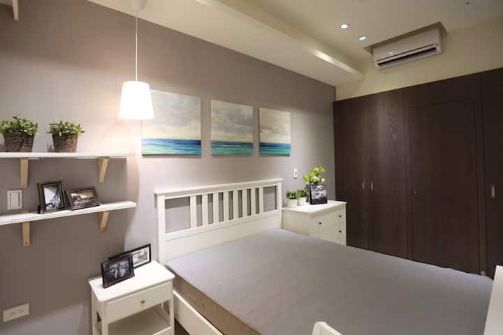 Chambre (placard, armoire, table de chevet, beaucoup d'espace de rangement)