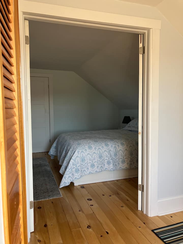 Pohľad do prvej spálne zo študijného kúta