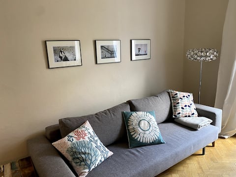 Beliebte Airbnb-Anzeige: Charming old building apartment with balcony in the rear building in St. Vinzenz