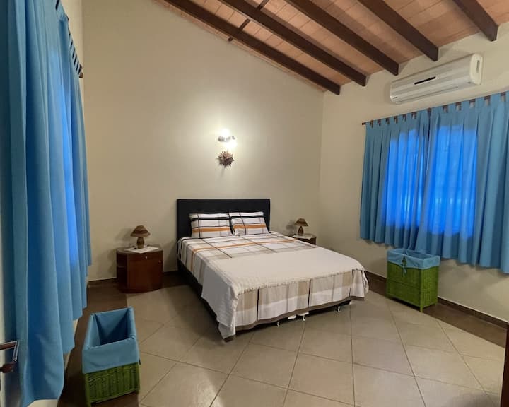 Main room. Queen size sommier (160x200x60) for an ideal break as a couple. 24,000btu air conditioning so you don't think about the heat. We can also add a crib or toddler bed if you want to sleep with a young child

