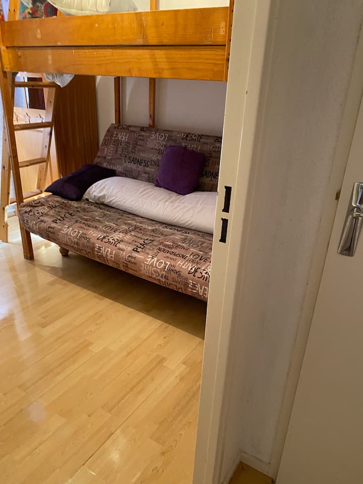 Quarto com sofá cama com colchão novo. Cama de solteiro com colchão de alta qualidade.