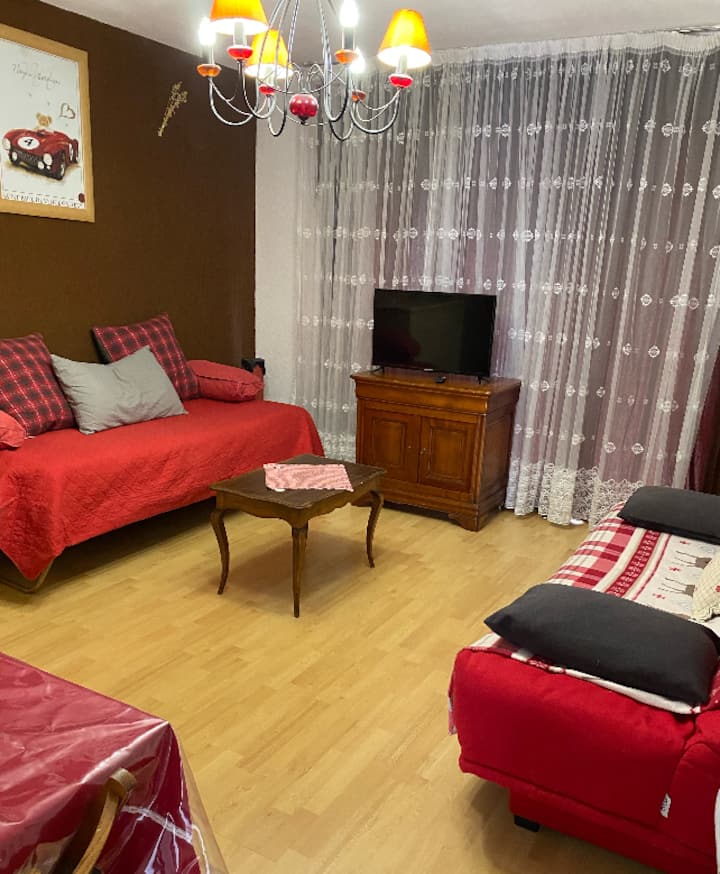 A sala com um sofá-cama com um colchão de cobertura e uma cama extra, um lugar.
Smart TV que permite o compartilhamento de conexão telefônica