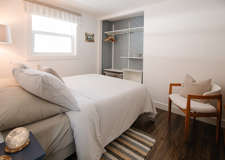 带开放式储物柜的卧室