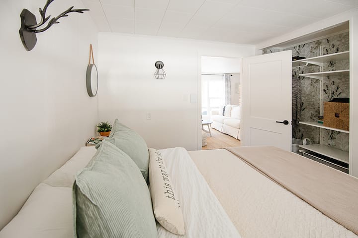 带开放式储物柜的卧室