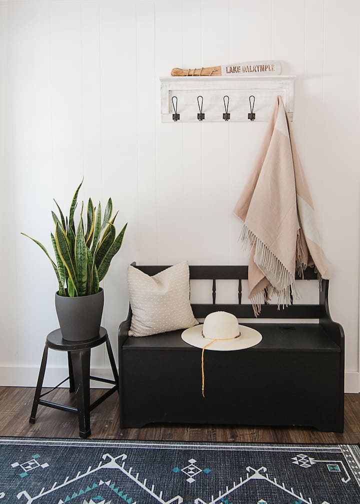 前门储物柜和长凳