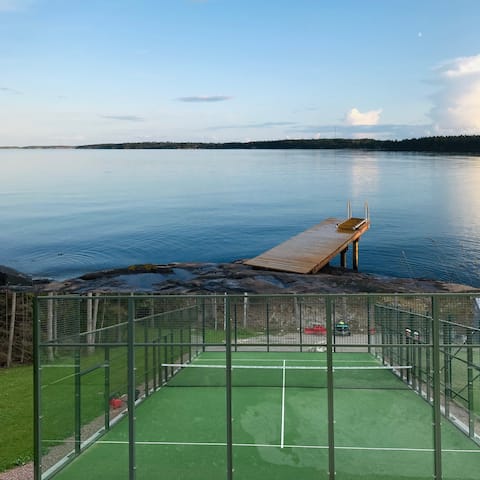 Popular Airbnb listing: Fantastic house with sea view, now with paddle tennis court. in Söderköping