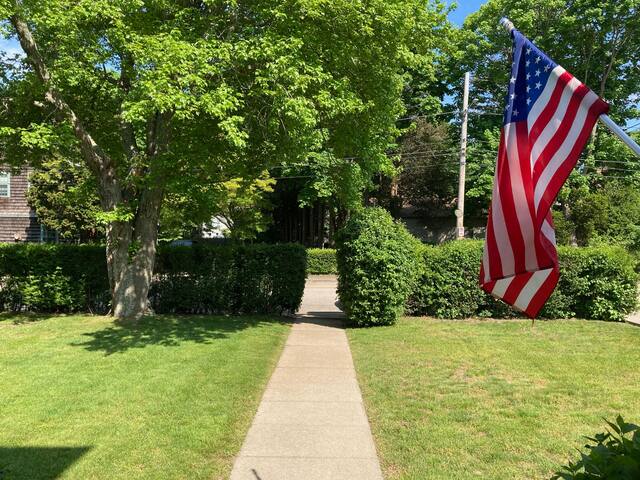 Stunning Remodeled 6 BR Home in Narragansett Pier gallery image 4