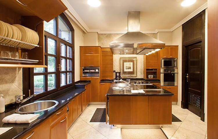 Elegant villa in San Sebastian area gallery image 5