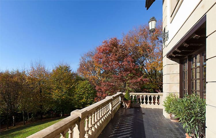 Elegant villa in San Sebastian area gallery image 2
