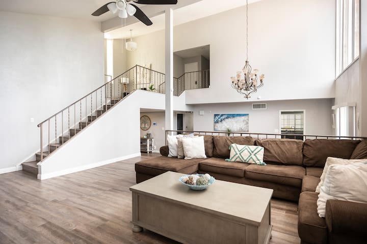 Vegas Oasis Near Strip – 5bdr. 4.5 Bath