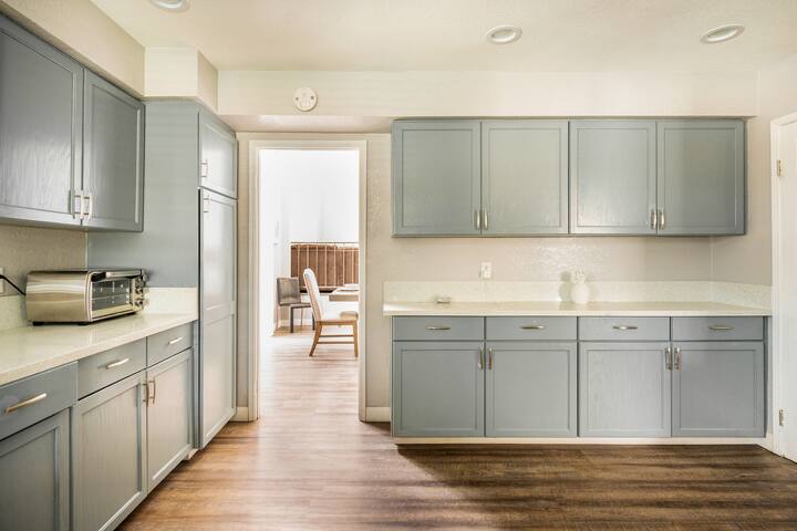 Vegas Oasis Near Strip – 5bdr. 4.5 Bath gallery image 4