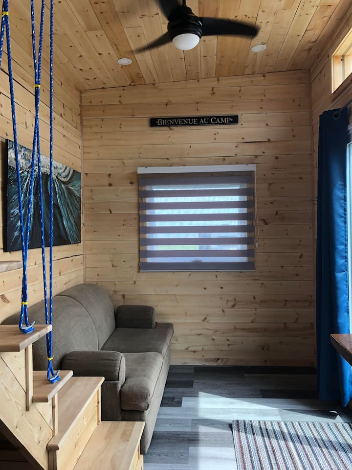 Hiki ndicho kitanda cha sofa mbili ambacho kinaweza kutoshea mtu mmoja au wawili. 