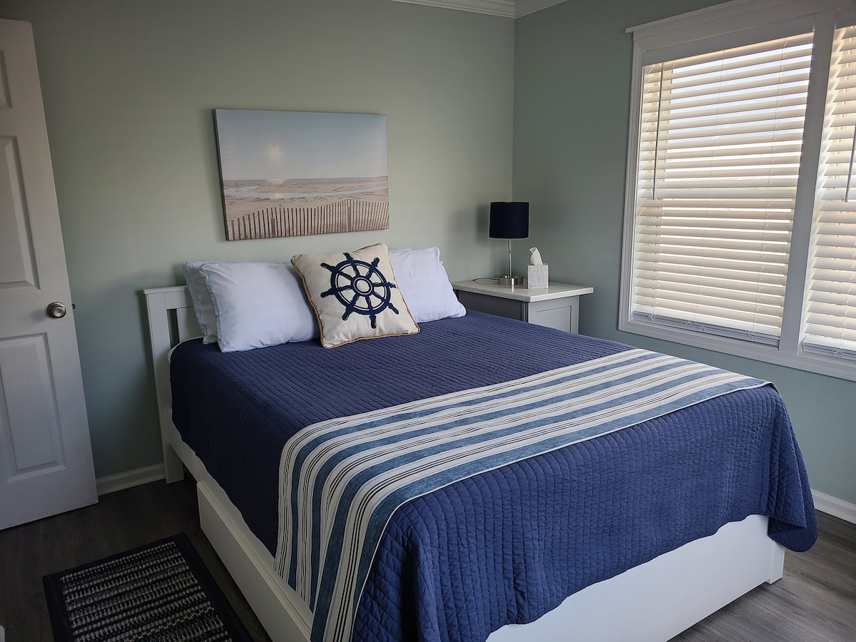 Огледало в цял ръст се намира зад входната врата в тази стая.