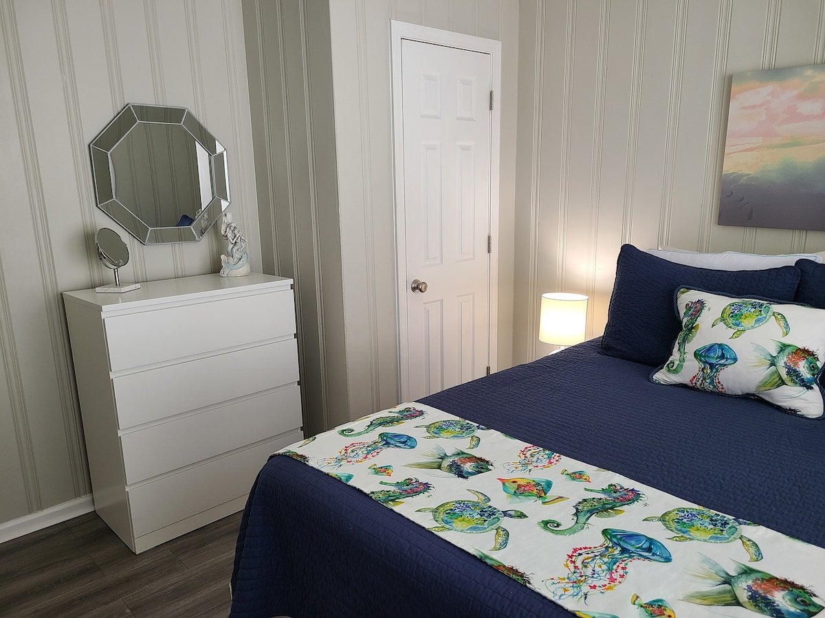 В случай, че имате нужда от такава, в гардероба на тази стая има прахосмукачка.