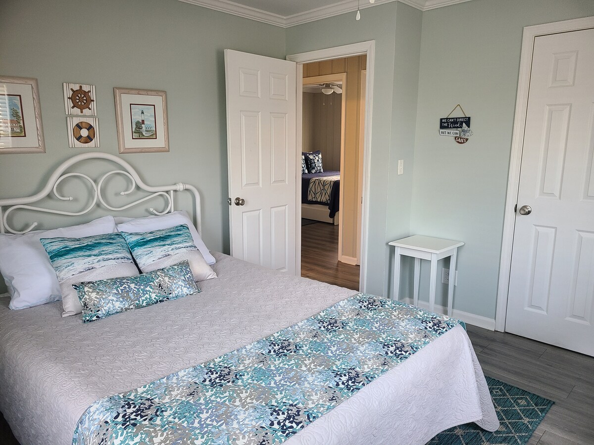 Всички легла са двойни и имат регулация на температурата, матраци от плячка се новоформ 14" Serafina Pearl Gel Memory Foam.  Няколко предишни гости се свързаха с нас след посещението си, коментирайки, че са спали по - удобно във вилата ни, отколкото у дома.