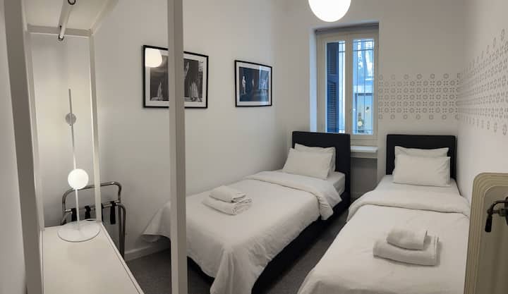 Chumba cha nne cha kulala kina vitanda viwili vya mtu mmoja na ubora bora wa mashuka na taulo, kina mapambo mazuri, ya kisasa ya kujitosheleza. 