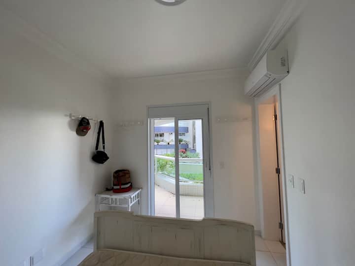 Superior suite, with double bed, balcony exit, air conditioning and bathroom.