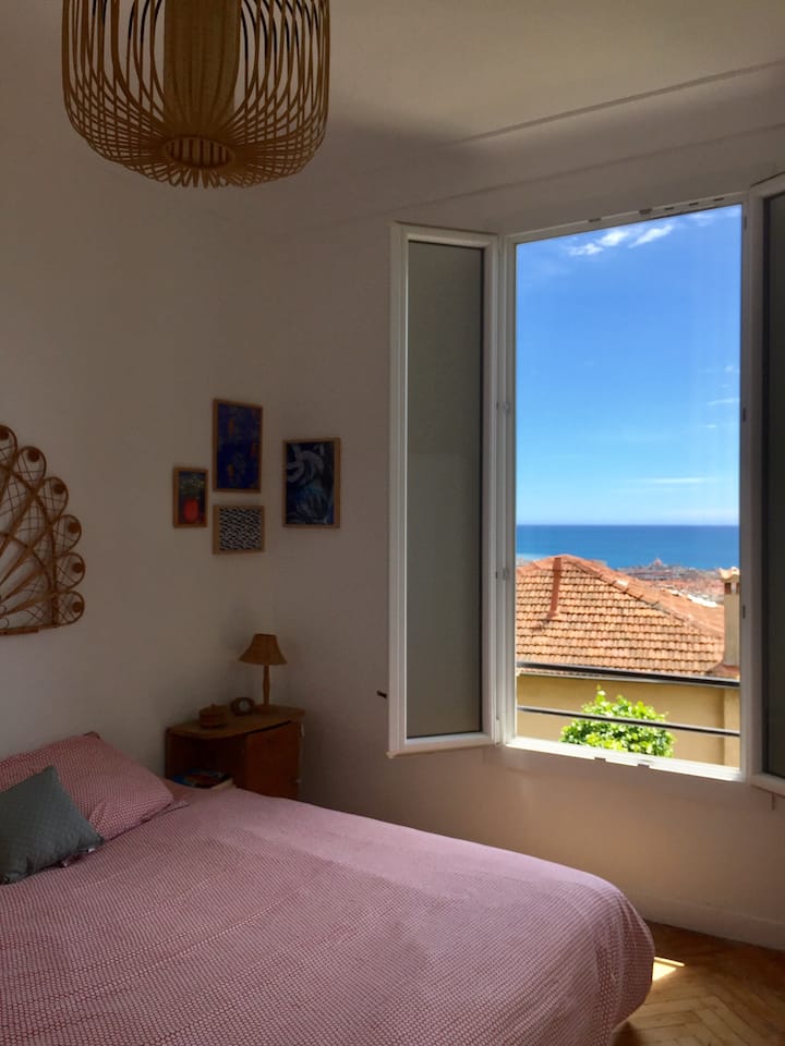 חדר שינה 3 - 13 מ"ר - 
גישה עם נוף לים טרסה
מיטה 160 - ארון בגדים