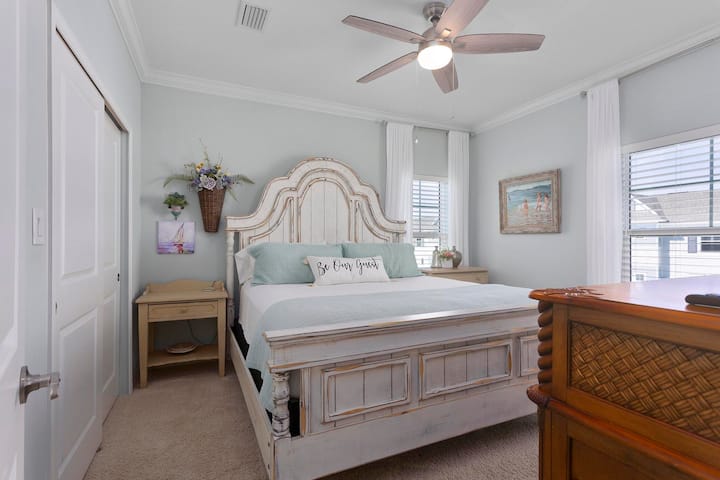 יוקרה מקבלת את פניכם עם מזרן קינג חדש לגמרי, פרימיום, פרימיום, מוצק ותומך אך נוח, ו -600 חוטים. 
