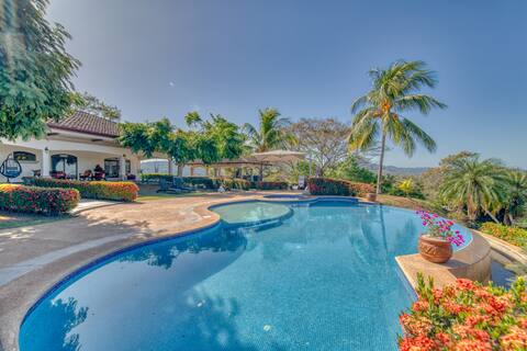Reconnect with Nature! Private Pool, BBQ. Sleeps12