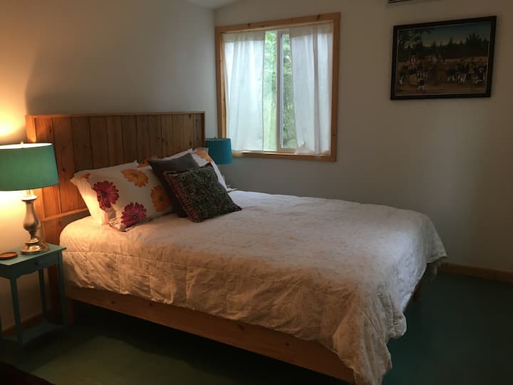 Yellow Bone Room
Queen bed