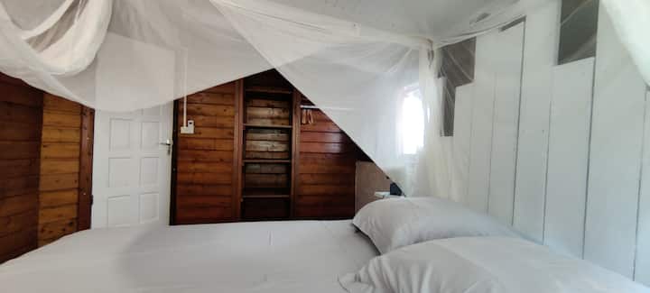 Chumba cha 2 cha kulala chenye kitanda 160
Chumba cha kulala kilicho na kiyoyozi
chandarua cha mbu
KABATI LA MBAO LENYE RAFU NA RAFU YA KOTI
