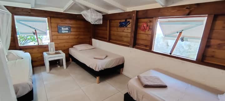 Chumba cha 3 cha kulala chenye vitanda viwili vya mtu mmoja.
Chandarua cha mbu kinapatikana
chumba chenye kiyoyozi