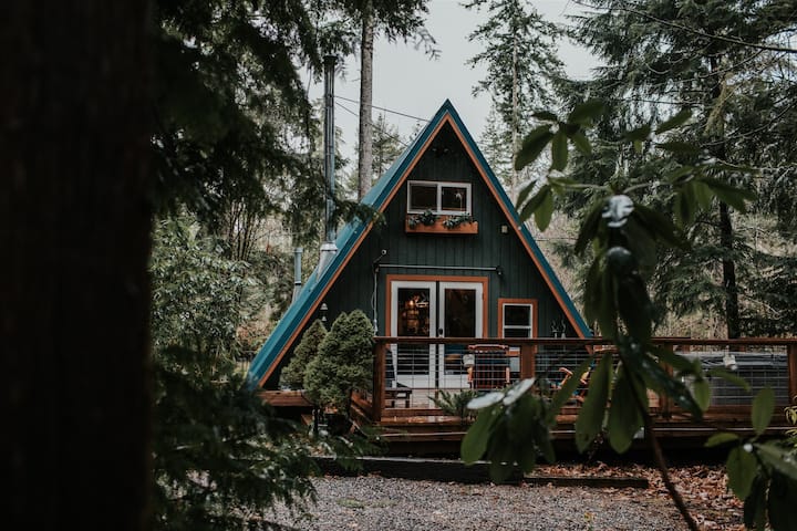 Newly renovated A-frame tucked into 1/3 acre. Large wrap-around deck, hot tub, sleeping loft, wood-burning stove, and spa bathroom. A place for adventure or just getting away. Located 30 mins Mt. Baker Forest, close to Bellingham and Sumas border.