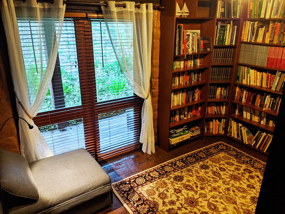 Библиотека и стая за игри
Тази стая може да бъде обзаведена като допълнителна отделна спалня за 1 или 2 допълнителни единични легла (ако е необходимо)